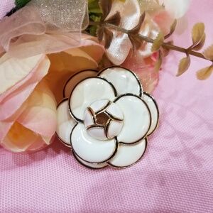 White flower brooch gold detail